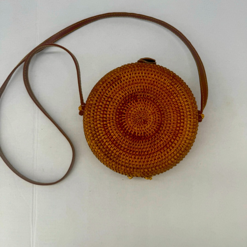 Round circle straw crossbody bag!